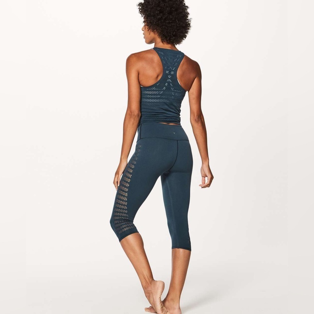 Lululemon Reveal Crop (Stripes 17")
Submarine